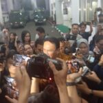 Eks Komisaris Utama Pertamina, Basuki Tjahaja Purnama alias Ahok usai diperiksa di Kejaksaan Agung, Kamis (13/3/2025). Foto: Yudha Krastawan/ipol.id