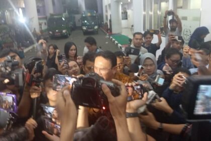 Eks Komisaris Utama Pertamina, Basuki Tjahaja Purnama alias Ahok usai diperiksa di Kejaksaan Agung, Kamis (13/3/2025). Foto: Yudha Krastawan/ipol.id