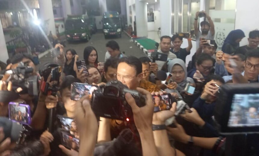 Eks Komisaris Utama Pertamina, Basuki Tjahaja Purnama alias Ahok usai diperiksa di Kejaksaan Agung, Kamis (13/3/2025). Foto: Yudha Krastawan/ipol.id