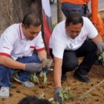 Kepala Dinas Lingkungan Hidup Surabaya mengapresiasi inisiatif Yayasan WINGS Peduli yang telah berkontribusi dalam upaya penghijauan kota. Foto: Ist