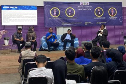 Ketua LBHA Trisakti Indonesia, Ucok Rolando Parulian Tamba bersama dosen, mahasiswa-mahasiswi dalam diskusi bertajuk Dominus Litis RUU KUHAP: Potensi Konflik Kewenangan Lembaga Hukum di Kampus Universitas Wanita Internasional, Kota Bandung, Jawa Barat, pada Rabu (5/3/2025). Foto: Ist