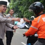 Wakapolres Metro Jakarta Selatan, AKBP Kade Budiyarta bersama Pejabat Utama (PJU) dan jajaran saat membagikan takjil kepada sejumlah pengendara di depan Mapolres Metro Jakarta Selatan, Kamis (6/3/2025) sore. Foto: Ist