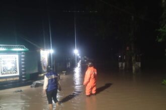 BPBD Kabupaten Madiun bersama semua unsur terkait ke lokasi penanganan banjir dan tanah longsor terjadi di Kab. Madiun, Jawa Timur, pada Sabtu (15/3/2025). Foto: BPBD Kab. Madiun