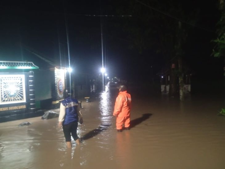 BPBD Kabupaten Madiun bersama semua unsur terkait ke lokasi penanganan banjir dan tanah longsor terjadi di Kab. Madiun, Jawa Timur, pada Sabtu (15/3/2025). Foto: BPBD Kab. Madiun