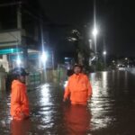 Kondisi banjir melanda di Kecamatan Pondok Aren, Kota Tangerang Selatan, pada Selasa (4/3/2025). Hingga kini banjir belum surut, petugas BNPB dan BPBD melakukan penanganan evakuasi warga. Foto: BNPB