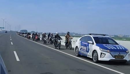 Sebanyak 400 pemotor diizinkan melintas di Tol Gabus ruas Cibitung-Tanjung Priok imbas banjir Bekasi. (Foto: Istimewa)