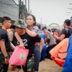 Batalyon Infanteri 202/Tajimalela mengerahkan ratusan prajurit untuk membantu evakuasi warga, mendirikan Posko Siaga Banjir, membangun dapur lapangan, serta menyiapkan tenda pengungsian bagi para korban. Foto: Dispenad