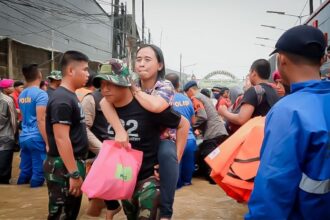 Batalyon Infanteri 202/Tajimalela mengerahkan ratusan prajurit untuk membantu evakuasi warga, mendirikan Posko Siaga Banjir, membangun dapur lapangan, serta menyiapkan tenda pengungsian bagi para korban. Foto: Dispenad