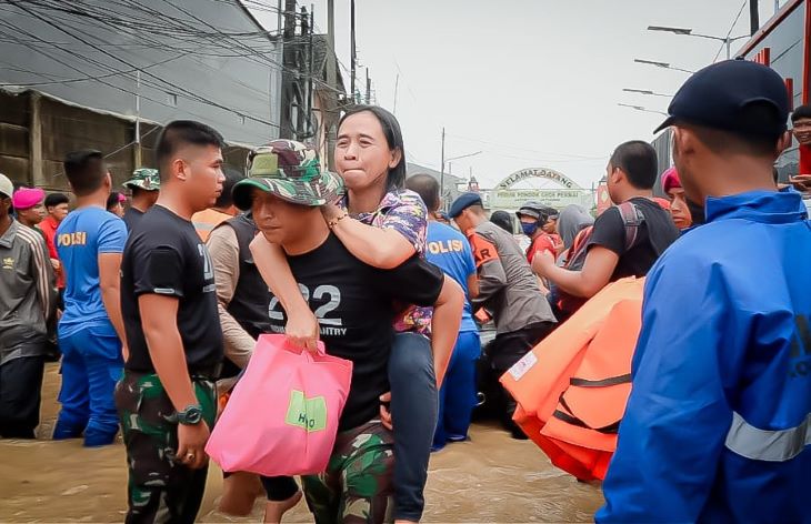 Batalyon Infanteri 202/Tajimalela mengerahkan ratusan prajurit untuk membantu evakuasi warga, mendirikan Posko Siaga Banjir, membangun dapur lapangan, serta menyiapkan tenda pengungsian bagi para korban. Foto: Dispenad