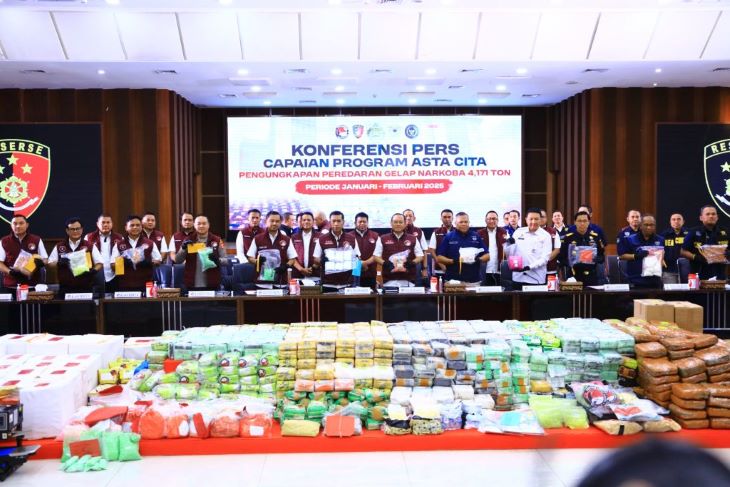 Sepanjang periode Januari hingga 27 Februari 2025, Bareskrim Polri mengamankan sebanyak 9.586 tersangka dengan total barang bukti narkotika mencapai 4,171 ton. Foto: humas polri