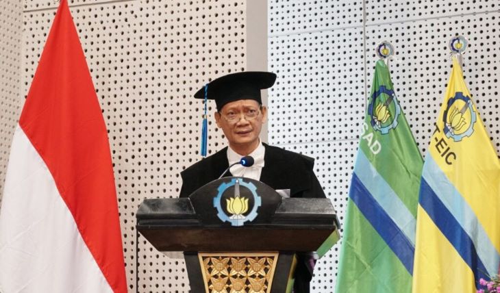 Prof Hendro Junowo MSi saat memaparkan orasi ilmiahnya pada Sidang Terbuka Pengukuhan Profesor ITS.