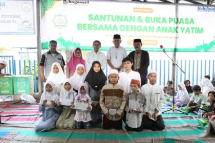 Dalam kegiatan Bogasari Peduli Ramadan 1446 Hijriah, Vice President (VP) Human Resources Divisi Bogasari, Anwar dan jajaran membagikan sebanyak 1.620 paket sembako dan menyantuni anak-anak yatim serta disabilitas di sejumlah titik, pada Senin (24/3/2025). Foto: Ist