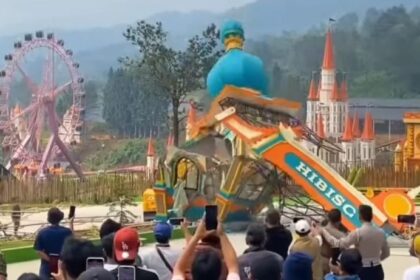 Petugas mengoperasikan alat berat untuk membongkar bangunan objek wisata Hibisc Fantasy Puncak, Kabupaten Bogor, Jawa Barat, Jumat (7/3/2025). Foto: Tangkap layar IG @ulujamitv