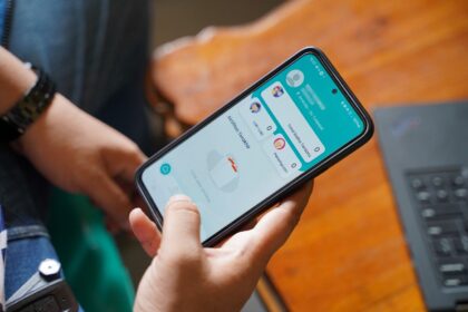 Aplikasi ini memudahkan Ibu-Ibu Kader Posyandu dalam pendataan kesehatan seperti mencatat dan mengukur tinggi dan berat badan secara lebih tepat dan akurat. Foto: Telkom Indonesia