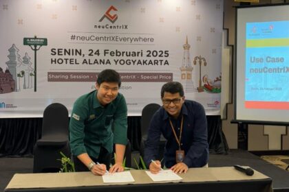 Manager IT K-24 Indonesia Obed Kharistian (Kiri) dan General Manager Witel YJS Agus Faisal (Kanan) menandatangani Kerja Sama antara neuCentrIX antara Telkom area Witel Yogya Jateng Selatan (YJS) dan K-24 Indonesia yang berlangsung di Hotel Alana Malioboro, beberapa waktu yang lalu. Foto: Telkom Indonesia