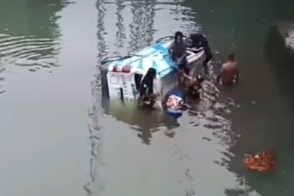 Ambulans pembawa jenazah terjun ke sungai sedalam kurang lebih 7 meter di wilayah Banjar Pasar, Desa Yehembang, Kecamatan Mendoyo, Jembrana Bali, pada Senin (24/3/2025). Foto: Tangkap layar IG @mygigsmedia