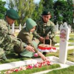 Kegiatan ziarah rombongan di Taman Makam Pahlawan (TMP) Cikutra, Neglasari, Kecamatan Cibeunying Kaler, Kota Bandung, Jawa Barat, Senin, (3/3/2025). Foto: Yonif 330 Kostrad