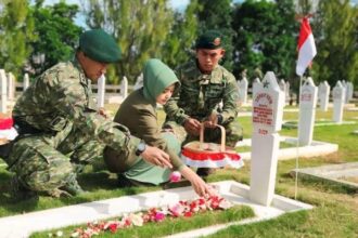 Kegiatan ziarah rombongan di Taman Makam Pahlawan (TMP) Cikutra, Neglasari, Kecamatan Cibeunying Kaler, Kota Bandung, Jawa Barat, Senin, (3/3/2025). Foto: Yonif 330 Kostrad