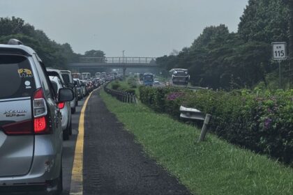 Jalan Tol Japek hingga Cipali sempat padat pada arus mudik menuju Jawa Tengah dan Timur kemarin. Foto: X panji pradana
