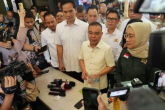 Wakil Ketua DPR Sufmi Dasco Ahmad saat ditanya wartawan usai sidak di Pasar Kramat Jati, Jakarta Timur, Jumat (14/3/2025). Foto: Parlementaria