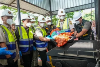 Komisi IV DPR bersama Badan Karantina Indonesia (Barantin) memusnahkan 86,4 ton bawang bombai impor asal Belanda yang terdeteksi mengandung hama dan penyakit pada tumbuhan.