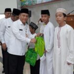 Plt Wakil Wali Kota Jakarta Selatan, Ali Murtadho dan Kasudin Sumber Daya Air (SDA) Jaksel, Santo, dan Asisten Perekonomian serta Pembangunan Jaksel, Sayid Ali, saat menyerahkan santunan di Kantor Walikota Administrasi Jakarta Selatan, pada Jumat (14/3/2025). Foto: Ist