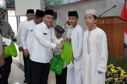 Plt Wakil Wali Kota Jakarta Selatan, Ali Murtadho dan Kasudin Sumber Daya Air (SDA) Jaksel, Santo, dan Asisten Perekonomian serta Pembangunan Jaksel, Sayid Ali, saat menyerahkan santunan di Kantor Walikota Administrasi Jakarta Selatan, pada Jumat (14/3/2025). Foto: Ist