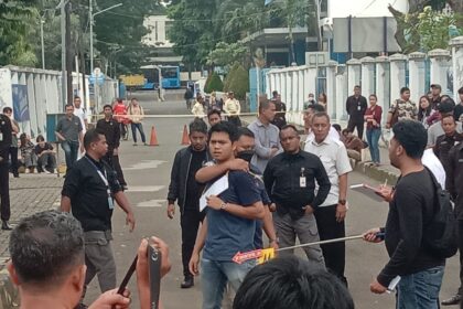 Pra rekonstruksi dalam kasus tewasnya Mahasiswa Universitas Kristen Indonesia (UKI) Kenzha Walewangko, 22, di kawasan kampus UKI, Cawang, digelar jajaran Polres Metro Jakarta Timur. Sebanyak sekitar 50 lebih adegan disajikan di kampus, pada Rabu (26/3/2025) siang. Foto: Ist
