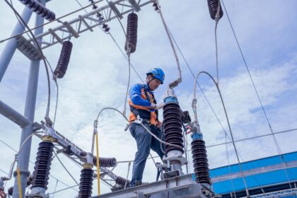 Ilustrasi Petugas PLN sedang melakukan pemeriksaan salah satu gardu listrik sebelum periode masa Siaga Ramadan dan Idulfitri 1446 H. Pemeriksanaan secara menyuluruh oleh PLN mulai dari pasokan pembangkit, jaringan transmisi dan distribusi, hingga pelayanan pelanggan dilakukan guna memastikan keandalan listrik dapat terus terjaga pada momen Lebaran kali ini. Foto: Dok PLN