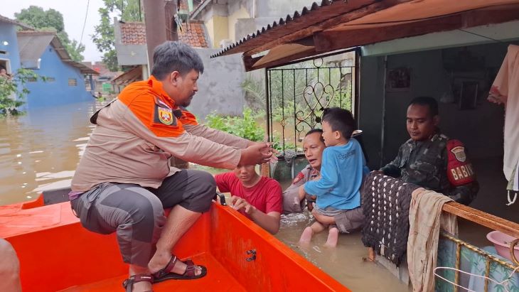 Kapolsek Bojongsari, Kompol Fauzan Thohari, turun langsung dalam proses evakuasi warga di permukiman. Foto: polri