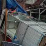 Angin kencang merusak sejumlah genteng rumah hingga gerobak di Indramayu, Jawa Barat, Minggu (16/3/2025). Foto: Ist