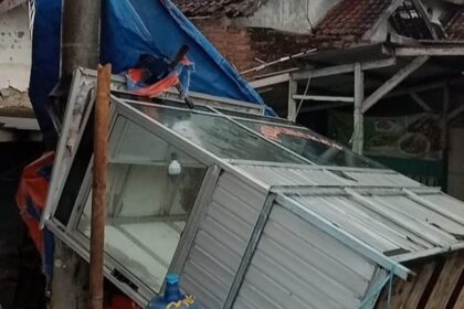Angin kencang merusak sejumlah genteng rumah hingga gerobak di Indramayu, Jawa Barat, Minggu (16/3/2025). Foto: Ist