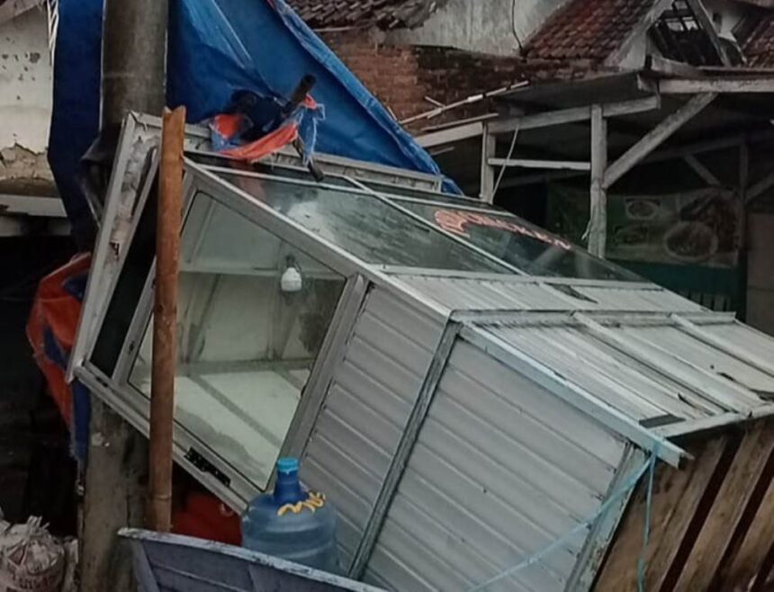 Angin kencang merusak sejumlah genteng rumah hingga gerobak di Indramayu, Jawa Barat, Minggu (16/3/2025). Foto: Ist