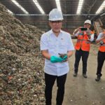 Menko Pangan saat meninjau TPA Sampah Bantargebang Bekasi dan korban banjir di Kota Bekasi. Foto: Dok Humas