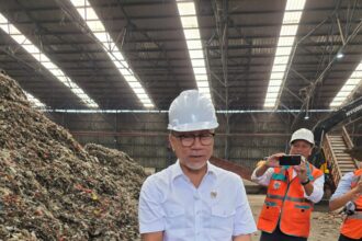 Menko Pangan saat meninjau TPA Sampah Bantargebang Bekasi dan korban banjir di Kota Bekasi. Foto: Dok Humas