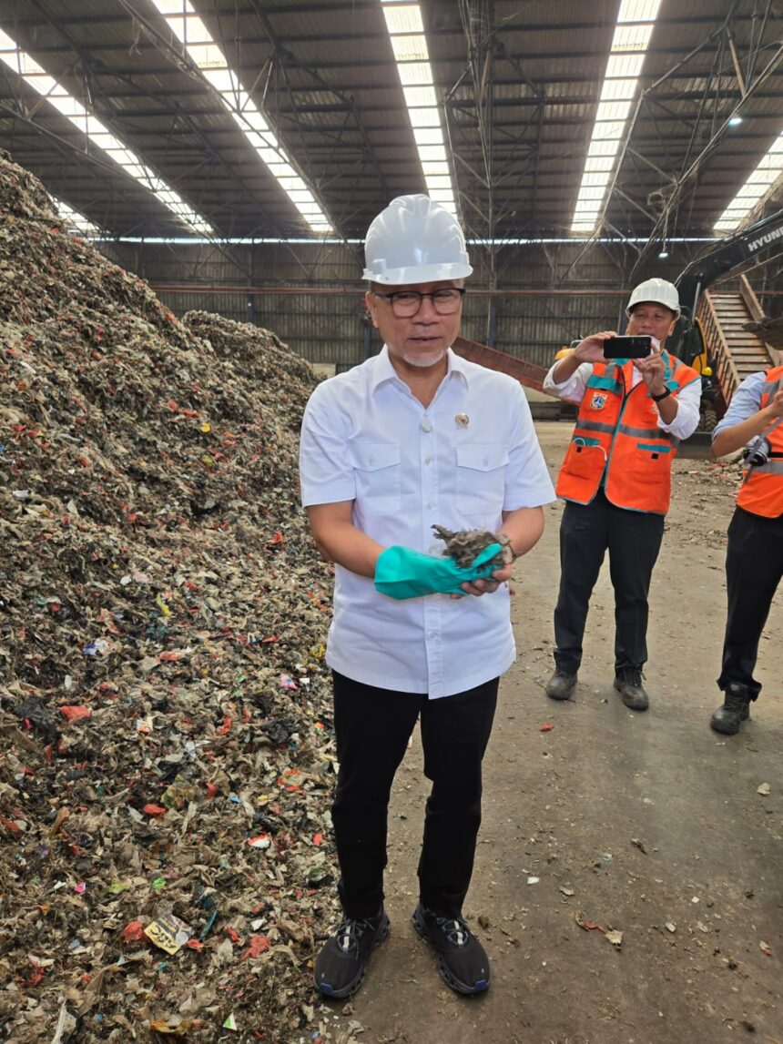 Menko Pangan saat meninjau TPA Sampah Bantargebang Bekasi dan korban banjir di Kota Bekasi. Foto: Dok Humas