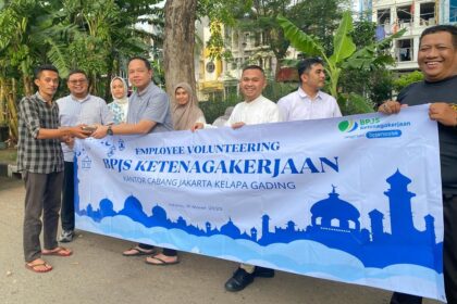 BPJS Ketenagakerjaan Kantor Cabang Jakarta Kelapa Gading menggelar kegiatan Employee Volunteering dengan berbagi takjil untuk berbuka puasa di lingkungan sekitar kantor