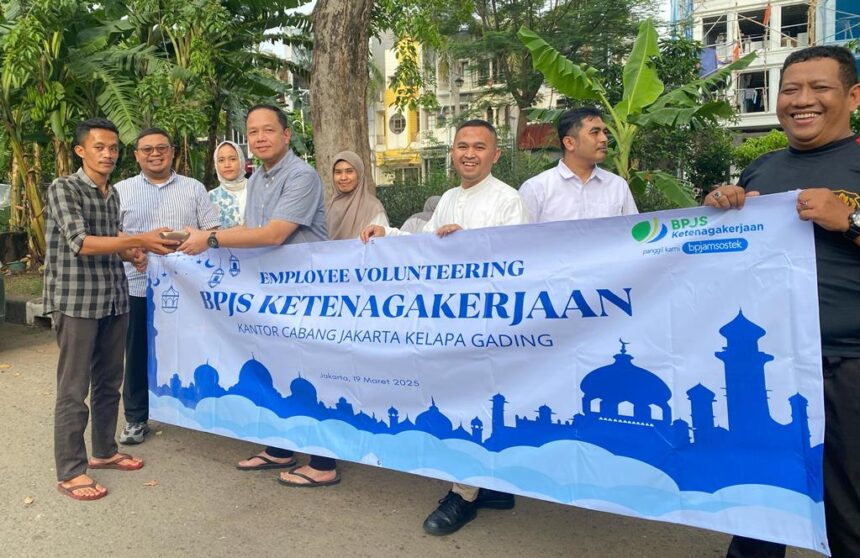 BPJS Ketenagakerjaan Kantor Cabang Jakarta Kelapa Gading menggelar kegiatan Employee Volunteering dengan berbagi takjil untuk berbuka puasa di lingkungan sekitar kantor