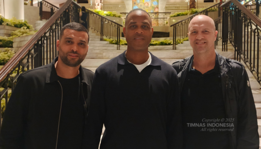 Patrick Kluivert dan Jordi Cruyf tiba di Jakarta. Foto: dok. PSSI