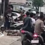 Pengeroyokan dua orang debt collector (DC) di pertigaan Jalan Raya Purwodadi – Semarang di Godong, Kabupaten Grobogan. Foto: Tangkap layar IG @grobogantoday