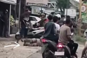 Pengeroyokan dua orang debt collector (DC) di pertigaan Jalan Raya Purwodadi – Semarang di Godong, Kabupaten Grobogan. Foto: Tangkap layar IG @grobogantoday