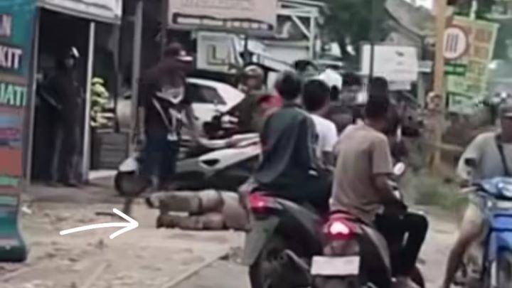 Pengeroyokan dua orang debt collector (DC) di pertigaan Jalan Raya Purwodadi – Semarang di Godong, Kabupaten Grobogan. Foto: Tangkap layar IG @grobogantoday