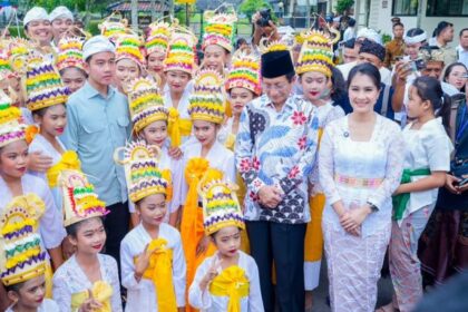 Wapres Gibran Rakabuming Raka bersama Menag menghadiri acara Tawur Agung di Prambanan, Jumat (28/3/2025). Foto: Kemenag