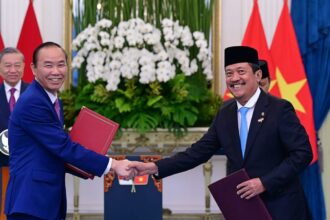 Menteri Kelautan dan Perikanan Sakti Wahyu Trenggono dan Wakil Menteri Pertanian dan Lingkungan Hidup Vietnam Phung Duc Tien. Foto: Dok KKP