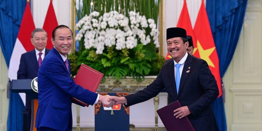 Menteri Kelautan dan Perikanan Sakti Wahyu Trenggono dan Wakil Menteri Pertanian dan Lingkungan Hidup Vietnam Phung Duc Tien. Foto: Dok KKP