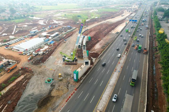 Progres pembangunan buka akses jalan tol Paramount Petals menuju Tol Jakarta-Merak.