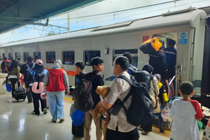 Sejumlah penumpang kereta api turun di stasiun tujuan saat arus mudik Idul Fitri 2025. Foto: KAI