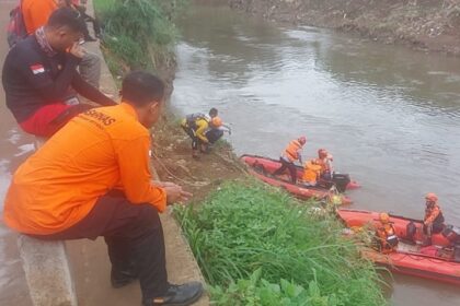 ejumlah personel Damkar melakukan pencarian remaja yang tenggelam di Sungai Ciliwung di Jalan Balai Rakyat, RT 01 RW 03, Kel. Gedong, Kec. Pasar Rebo, Jakarta Timur, pada Jumat (28/3/2025). Foto: Ist