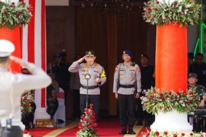 Kapolri Jenderal Pol Listyo Sigit Prabowo memimpin apel gelar pasukan Operasi Ketupat 2025 di Lapangan Gedung Negara Grahadi, Surabaya, Jatim, Kamis (20/3/2025). Foto: humas polri