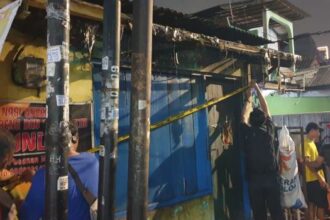 Aparat Polsek Setiabudi melakukan pengamanan dan memasang garis police line di TKP warung nasi goreng Sunda yang terbakar di Jalan Menteng Atas Dalam, No.13 RT 09/ RW 06, Kel. Menteng Atas, Kec. Setiabudi, Jakarta Selatan, Jumat (7/3/2025) malam. Foto: Ist